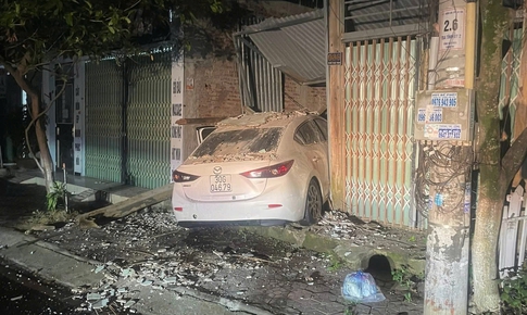 Gây tai nạn rồi bỏ chạy, lái xe Mazda tông thẳng vào nhà dân