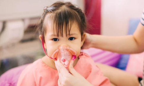 Trẻ bị viêm phổi và cách chăm sóc đúng tại nhà