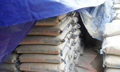 Tạm đ&#236;nh chỉ c&#244;ng t&#225;c chủ tịch x&#227; v&#236; để h&#224;ng chục tấn xi măng &#39;h&#243;a đ&#225;&#39;