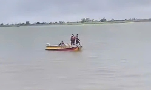Thương tâm: Đi bắt cáy, hai mẹ con gặp nạn dưới sông