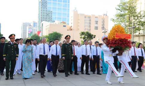 Lãnh đạo TPHCM dâng hương, dâng hoa tưởng niệm Chủ tịch Hồ Chí Minh