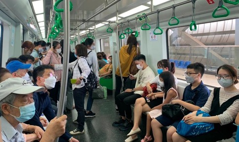 Hà Nội Metro nói gì về sự cố hy hữu khách đi tàu phải che ô vì dột nước?