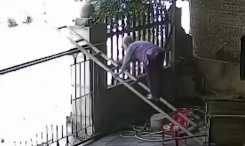 Clip cụ bà 90 tuổi bắc thang trèo qua cổng trốn con cháu đi chơi gây 'sốt' trên mạng xã hội