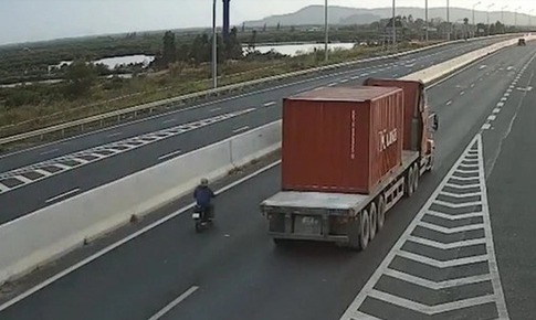 Mối hiểm họa từ hành vi xe máy đi vào cao tốc Hạ Long-cầu Bạch Đằng