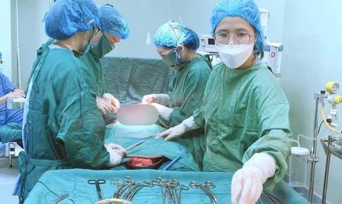 Mang thai cùng 9 khối u xơ, sản phụ vượt cạn thành công với ca mổ kép