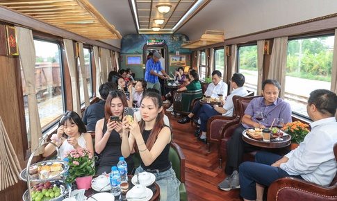 Nhiều ưu đãi hấp dẫn khi đi tàu Hoa Phượng Đỏ tuyến Hà Nội - Hải Phòng dịp hè