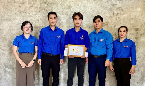 Trao huy hiệu 'Tuổi trẻ dũng cảm' cho thanh niên lao ra biển cứu người rồi lặng lẽ rời đi