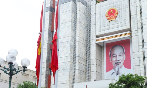 Cơ quan, công sở Hà Nội treo cờ rủ trong ngày Quốc tang nguyên Chủ tịch nước Trần Đức Lương