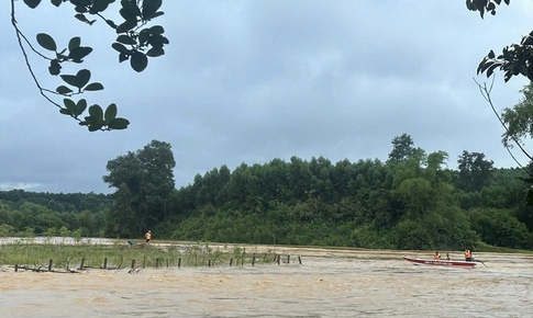 Cứu người đàn ông bị nước lũ cô lập