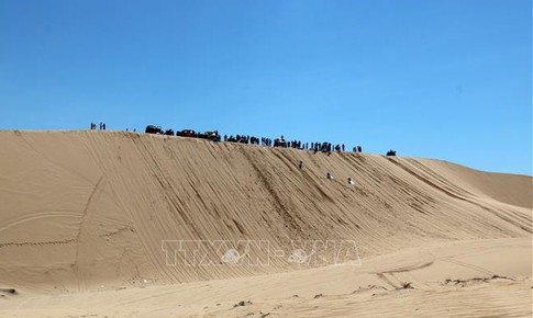 Xe địa hình tuột xuống hồ Bàu Trắng, một du khách tử vong