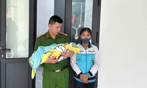 Đi tuần tra, công an xã bất ngờ phát hiện bé trai sơ sinh bị bỏ rơi