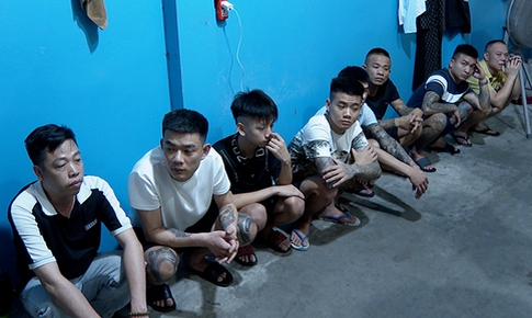 Phát hiện 28 nữ nhân viên trong khu nhà trọ rào kín dây thép gai ở Thái Bình