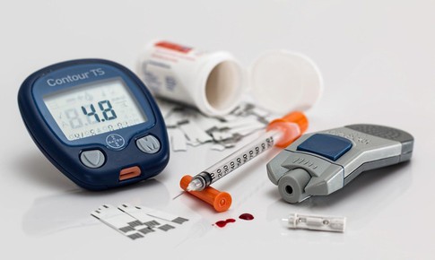 Người bệnh đái tháo đường cần làm gì để tránh hạ đường huyết quá mức khi dùng thuốc?
