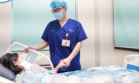 Hồi sinh sự sống cho bé gái 11 tuổi sau tai nạn cửa cuốn