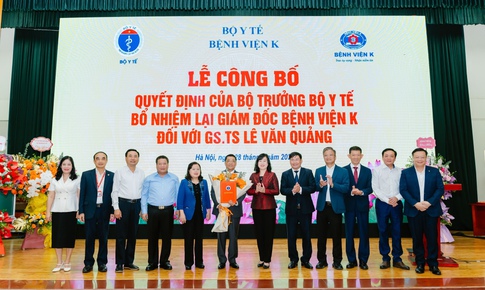 Bộ trưởng Đào Hồng Lan trao quyết định bổ nhiệm lại Giám đốc Bệnh viện K đối với GS.TS Lê Văn Quảng