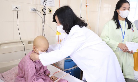 Bộ trưởng Đào Hồng Lan thăm, tặng quà bệnh nhân tại Bệnh viện K nhân dịp Quốc tế Thiếu nhi