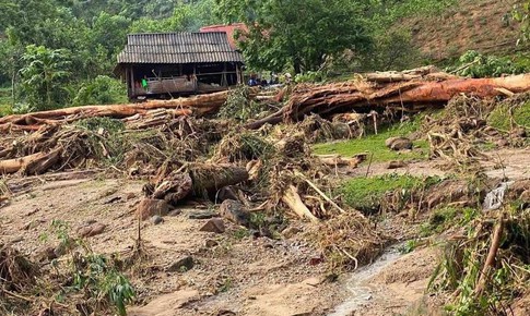 Lũ quét tràn xuống bản làng trong đêm