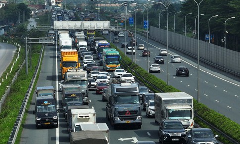 Dòng người ùn ùn trở lại Thủ đô, cửa ngõ Hà Nội ken đặc phương tiện dù vẫn còn nghỉ lễ