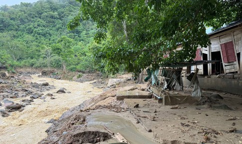 Lại xuất hiện lũ qu&#233;t trong đ&#234;m, nhiều bản l&#224;ng Nghệ An thiệt hại nặng