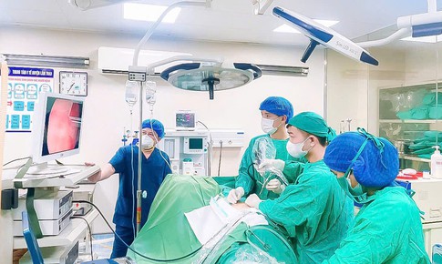 40 phút dùng kỹ thuật hiện đại bác sĩ tuyến huyện giúp người đàn ông thoát cơn đau do tiểu ra máu