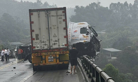 Cao tốc Nội Bài - Lào Cai: Xe đầu kéo lơ lửng trên thành cầu
