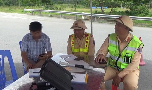 Xử nghiêm tài xế xe khách lấn làn trên cao tốc