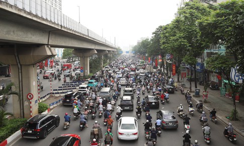 Sau nghỉ lễ, giao thông Hà Nội lại 'chật như nêm', xe máy leo vỉa hè tìm lối thoát