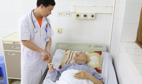 Giành sự sống trong gang tấc cho cụ ông 85 tuổi bị vỡ phình động mạch chủ bụng