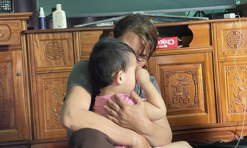 Mẹ nghèo ôm cháu nhỏ khóc thương con gái tử vong ở nước ngoài