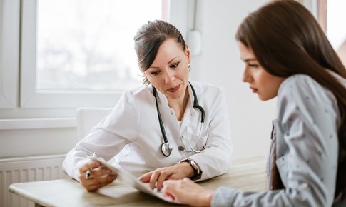 Vì sao thay đổi nội tiết tố dễ gây viêm âm đạo?