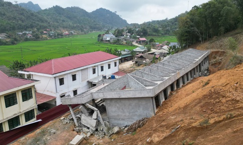 Chậm xây trường sau sạt lở, học sinh gồng mình đến lớp tạm