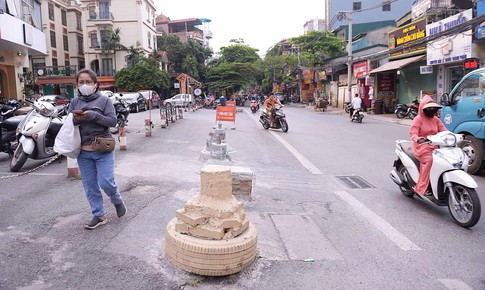 Tự ý đổ 5 trụ bê tông 'chình ình' trước chung cư Lilama, xử lý thế nào?
