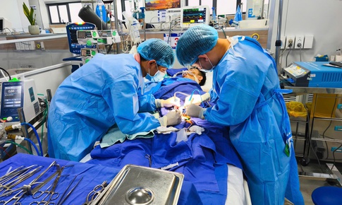 Nam thanh niên nguy kịch từ triệu chứng sốt cao, đau âm ỉ vùng thượng vị