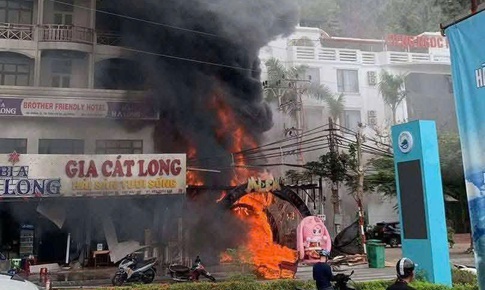 Quán bar ở Cát Bà bất ngờ bốc cháy