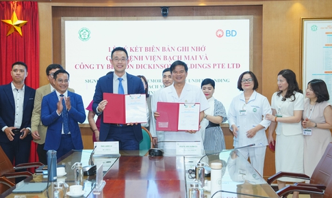Bệnh viện hạng đặc biệt lớn nhất miền Bắc đẩy mạnh hợp tác nâng cao dịch vụ chăm sóc sức khỏe và công nghệ y tế