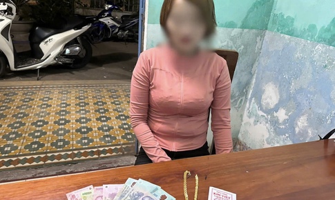 Vờ mua vàng, người phụ nữ 'cuỗm' luôn vàng