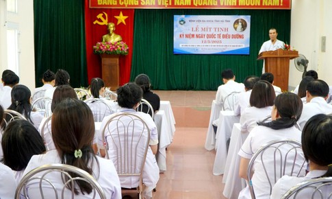 Bệnh viện Đa khoa tỉnh Hà Tĩnh mít tinh kỷ niệm ngày Quốc tế điều dưỡng