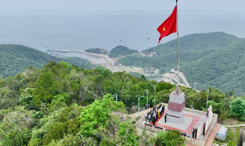 Lễ thượng cờ đặc biệt trên đảo Cô Tô