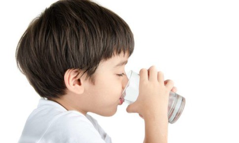 Mùa nóng trẻ uống nước gì cho tốt?