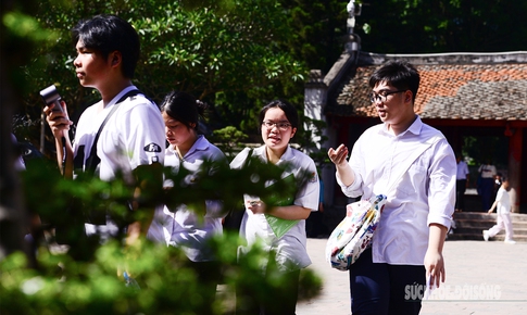 Sĩ tử đội nắng đi cầu may trước kỳ thi vào 10