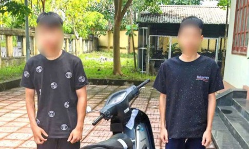Phạt 2 thanh niên 'bốc đầu' xe máy rồi khoe trên Facebook