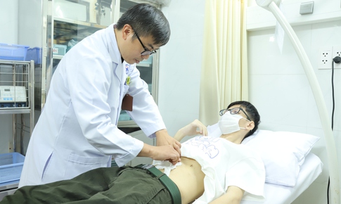 Thanh niên 19 tuổi bị teo cơ, dạ dày sa xuống vùng mào chậu, hẹp môn vị do thức khuya, nghiện game