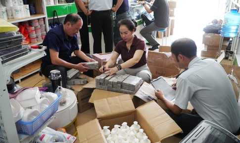 Ph&#225;t hiện h&#224;ng trăm sản phẩm mỹ phẩm kh&#244;ng r&#245; nguồn gốc
