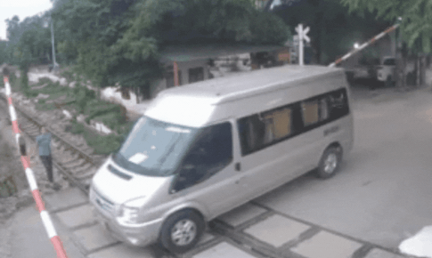 Cố tình vượt khi barie xe 16 chỗ suýt gây họa ngay trước giờ tàu chạy