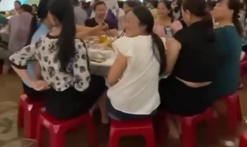 Đám cưới đáng nhớ của vợ chồng trẻ, khách ngồi trong nước lũ chúc mừng hạnh phúc