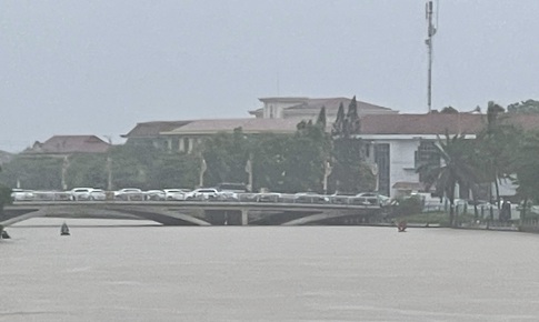 Người dân Quảng Bình ‘chạy lũ’, đưa ô tô, xe máy lên cầu tránh ngập