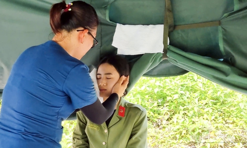 'Blouse trắng' lặng thầm bảo vệ sức khoẻ đội hình diễu binh