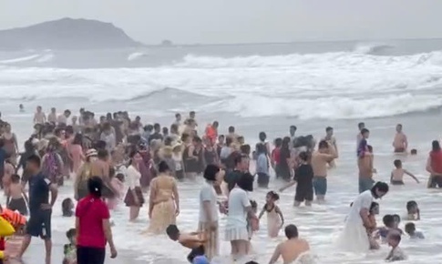 Hơn 20 người bị nước cuốn ở biển Cửa L&#242;