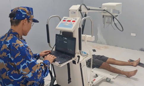 Quân y đảo Sinh Tồn phẫu thuật cho ngư dân bị vỡ xương bánh chè
