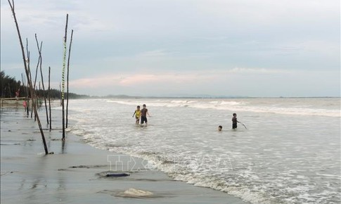 Tiềm ẩn nguy cơ đuối nước khi tắm biển lúc sóng to, triều cường dâng cao